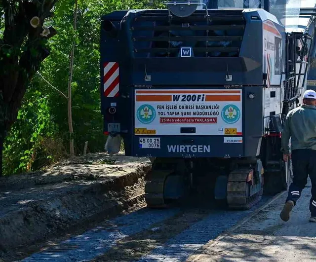 Gölmarmara'da NATO Caddesi kotu düşürülerek 2 kilometrelik sıcak asfalt serimi başladı