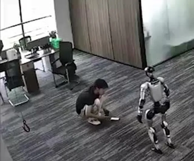 Gösteride beklenmedik hareket: insansı robot geliştiricisini tekmeledi