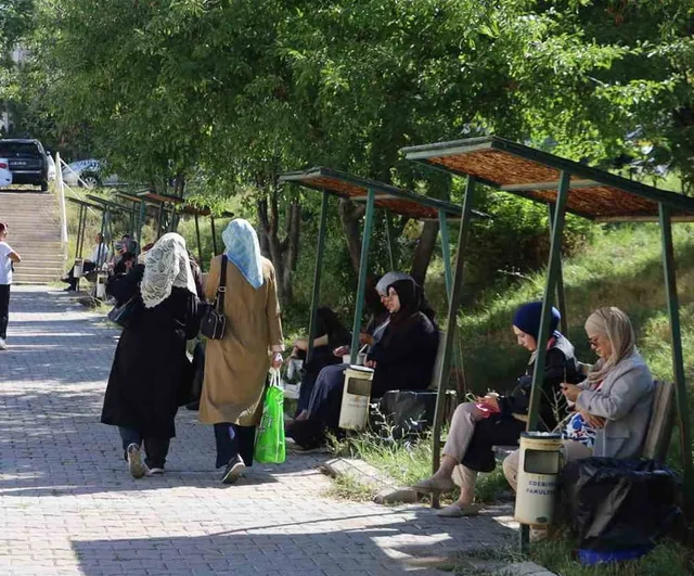 Hastaneden kalkıp Sivas'ta kızının yanında olan anne sınav merkezinde dualarla bekledi