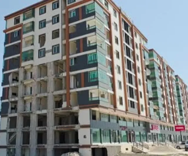 hatay’da 'orta hasarlı' gösterildi, sakinler yıkım istiyor: 8 katlı binanın yanından geçilemiyor