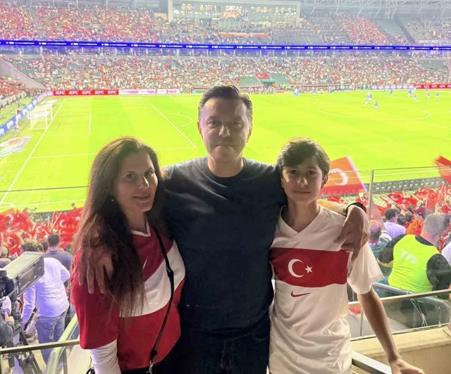 Hatipoğlu ailesiyle tribünde milli takımı destekledi