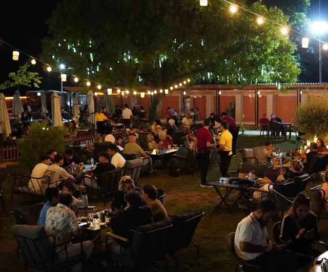 Havuzlu bahçe ikinci yılında kentle buluşmasını pekiştirdi