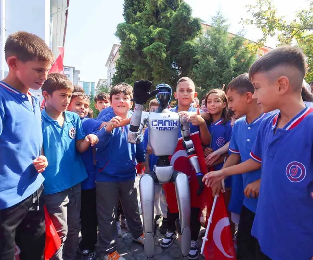 İlk nüfusa kayıtlı insansı robot CANİKMAN eğitimde rol aldı