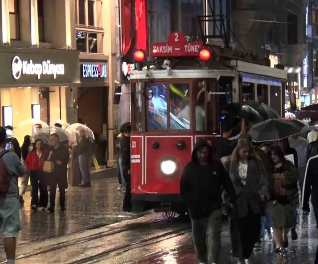 İstanbul'da sağanak sığınakları: tramvay ve metro durakları doldu