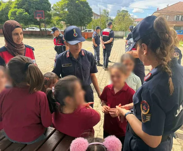 Jandarma okul ziyaretleriyle öğrenci güvenliğini güçlendiriyor