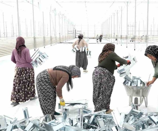 Kadınlar jeotermal serayı elleriyle kurdu, üretime hazırlanıyor