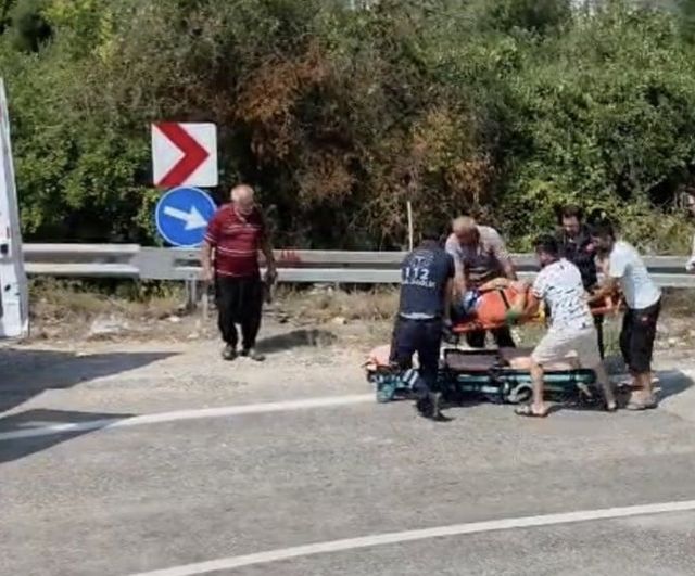 Kadirli'de kontrolden çıkan motosiklet bariyere çarptı, iki kişi yaralandı