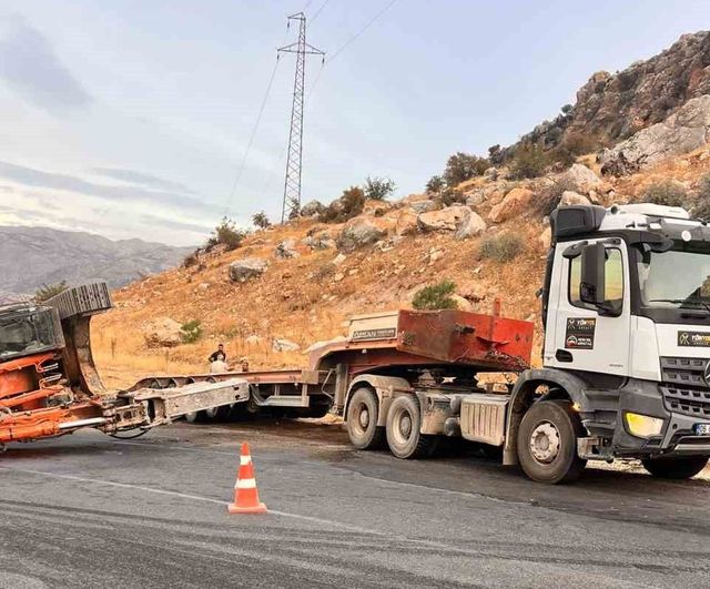 Kahta'da rampada kayan paletli kepçe yol trafiğini kapattı