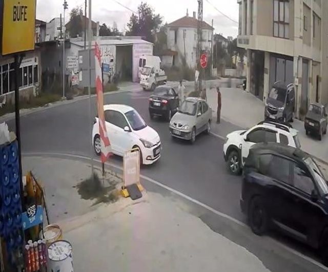 Kapaklı'da manevra sonrası öfkeli sürücü 'dur' tabelasını sökmeye çalıştı