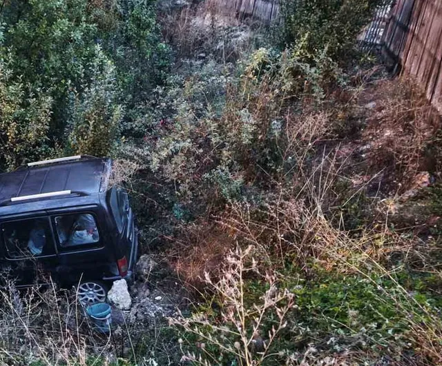 Karabük'te yağış sonrası kaygan yolda kontrol kaybeden araç şarampole uçtu