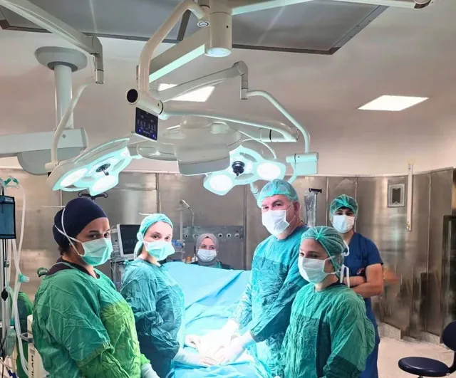 Karın ağrılarını sonlandıran ameliyat: 13 santimetrelik kitle çıkarıldı