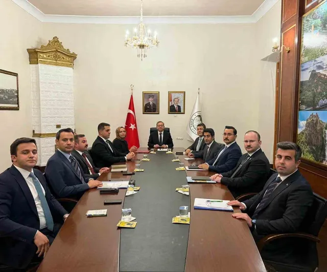 Kars'ta hizmet ve güvenlik önceliğiyle mülki idare amirleri bir araya geldi