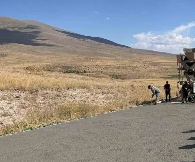 Kars’ta kırsal ağ güçleniyor: Şehitemin-Gecikmez yolunda beton çalışması