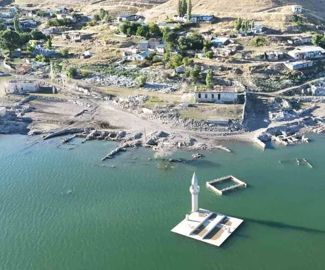 Kars'ta su çekilince barajın altında kalan Karakurt'un sessiz köyü yeniden ortaya çıktı