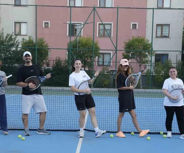 Kartal'da kortlar dolu: ücretsiz tenis eğitimleri hız kesmiyor