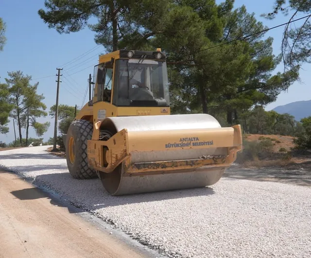 Kaş'ta kırsal ağ güçleniyor: 16 kilometrelik yol yeniden asfaltlanıyor