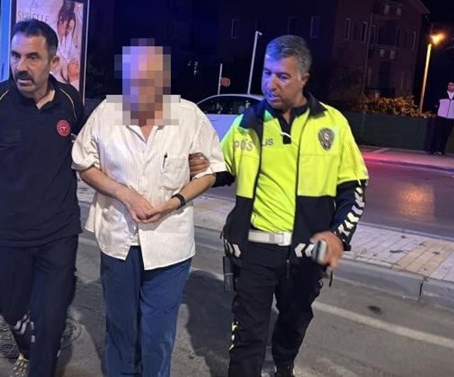 Kavşakta kalp krizi geçiren sürücüyü polis ekipleri hayata bağladı