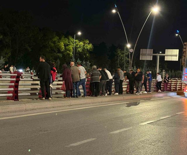 Kayseri alt geçidinde zincirleme çarpışma: vatandaşlar kazayı izlemek için durdu