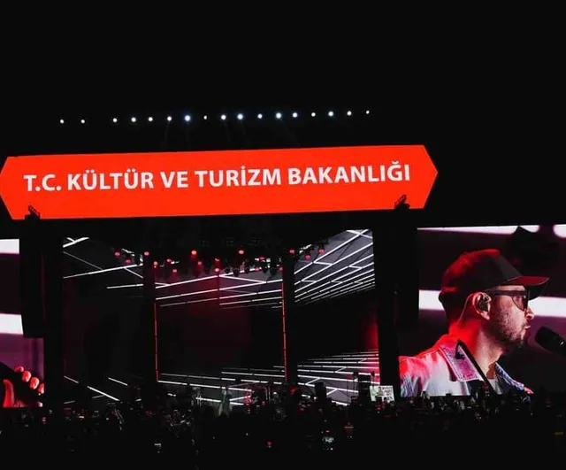 Kayseri'de müzik dolu gece: Murat Boz sahneyi coşturdu