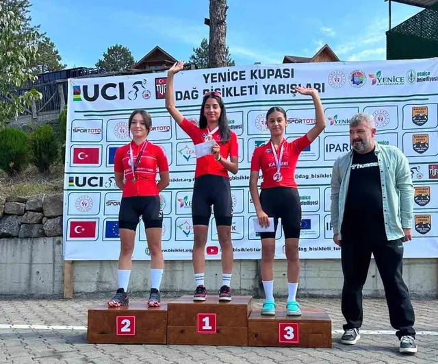Kayseri'nin genç bisikletçileri Yenice MTB Cup'ta beş madalyayla döndü