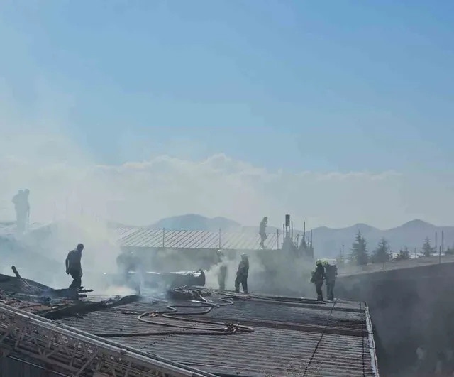 Kayseri OSB'de depoda başlayan alevler itfaiyenin iki saatlik müdahalesiyle söndürüldü