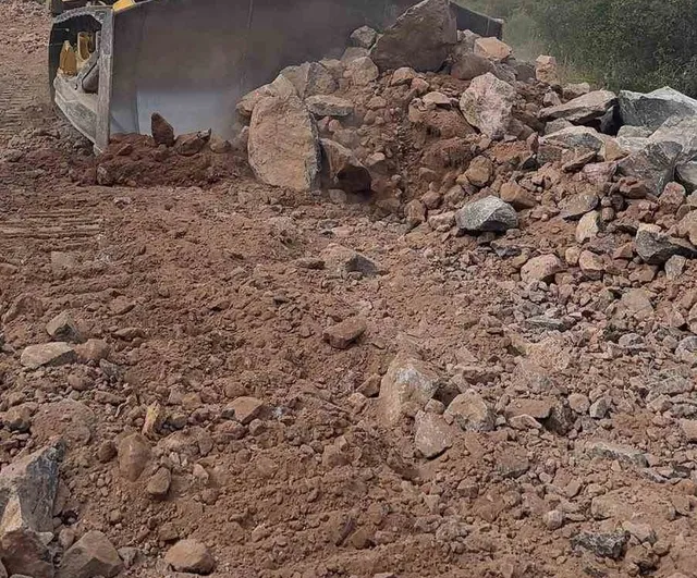 Kıbrıscık'ta heyelan tehlikesine karşı 3,3 km'lik yeni alternatif yol inşa ediliyor