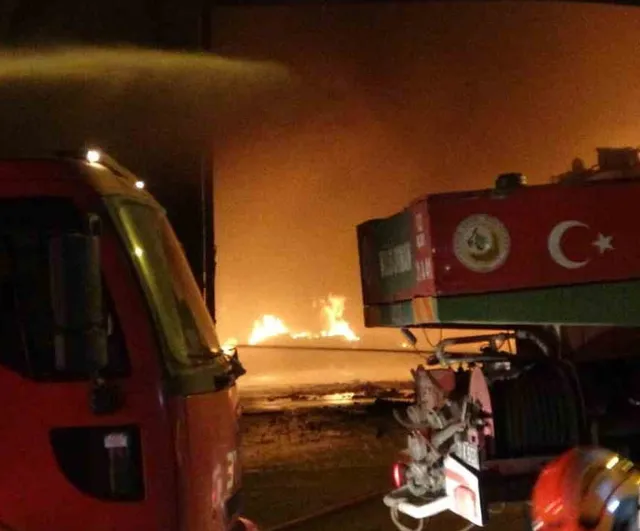 Kilis Organize Sanayi Bölgesi'nde ambalaj fabrikasında yangın: prefabrik duvar çöktü, itfaiye eri yaralandı