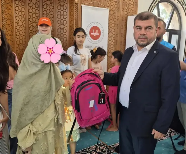 Kırıkhan'da Yüreğimizdeki Işık projesiyle 200 çocuğa eğitim desteği