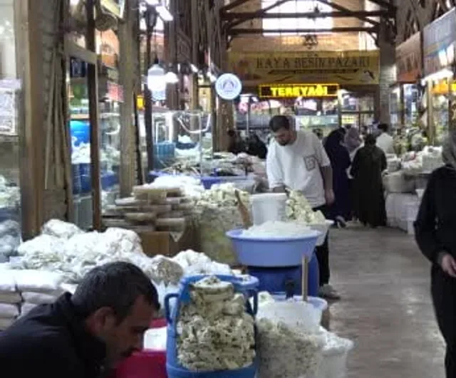 Kış sofralarının yeni gözdesi: Van otlu küp peyniri tezgâhlarda