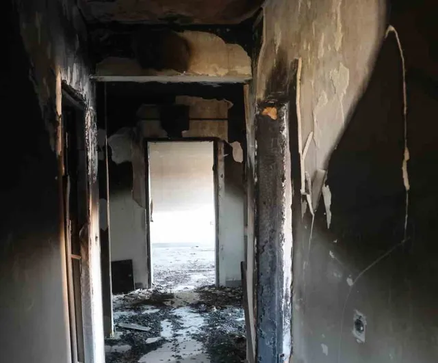 Komşuları bezdiren yanık daire altı aydır temizlenmeyi bekliyor