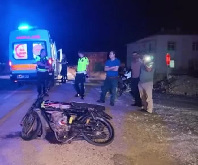 Kontrolden çıkan motosiklet levhaya çarparak hurdaya döndü: bir ağır yaralı