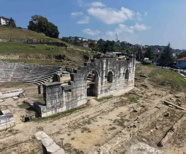 Konuralp antik tiyatrosu için belediye ekipleri sahada seferber oldu