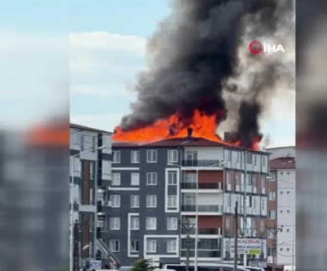 Konya'da çatı yangını: binanın çatısı alevlere teslim oldu