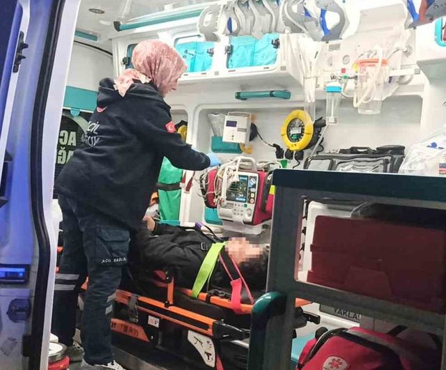 Konya Seydişehir'de otomobil ile motosiklet çarpıştı: üç kişi yaralandı