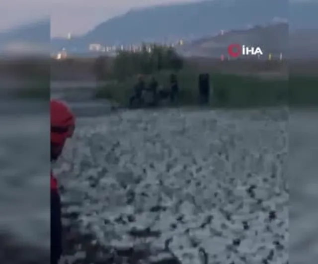 Köprü altındaki çamuru aşan ekipler yaşlı vatandaşı kurtardı