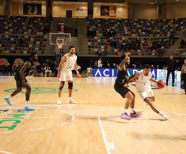 Körfez basket sezon açılışını Davis'in 31 sayısıyla galibiyetle süsledi