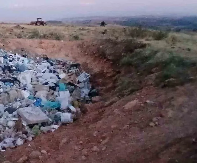 Köy merasına kurulan çöplük hayvanların ölümüne neden oldu