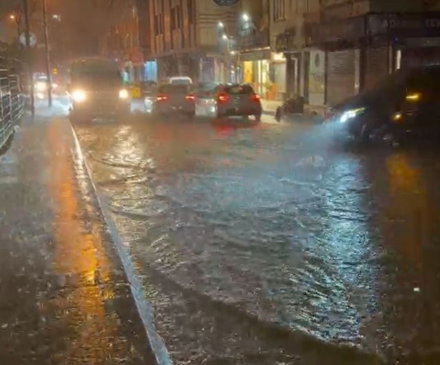 küçükçekmece'de sağanak hayatı aksattı, yollar göle döndü