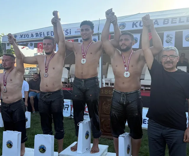 Kula er meydanı'nda başpehlivanlığa Feyzullah Aktürk uzandı