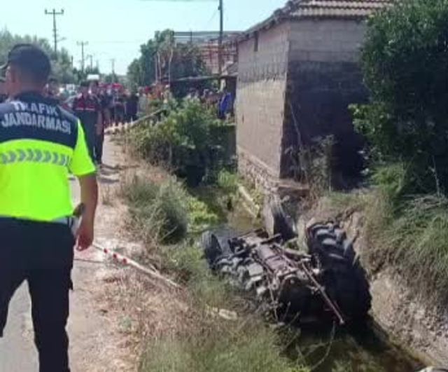Kumluca'da portakal bahçesinden dönerken su kanalına devrilen traktör sürücüsü yaşamını yitirdi