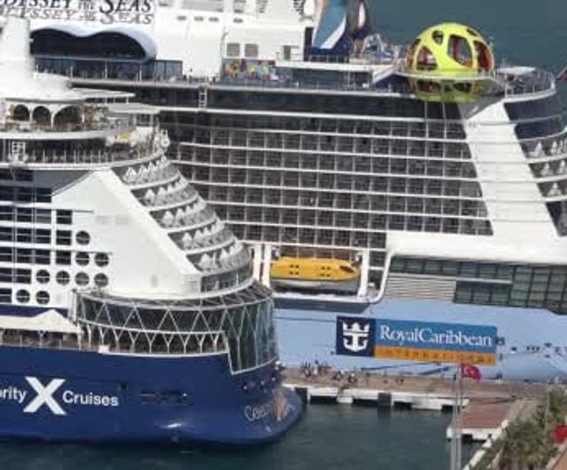 Kuşadası'na iki kruvaziyerle gelen 7 bin 818 turist esnafın yüzünü güldürdü