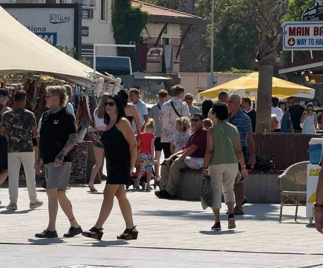 Kuşadası'nda kruvaziyer dalgası: dört gemiyle 11 bin 811 turist geldi