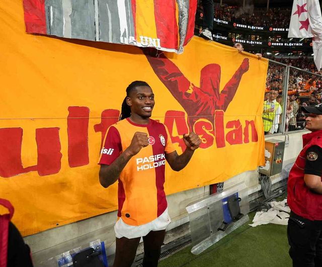 Leao'dan taraftara üçlü jest