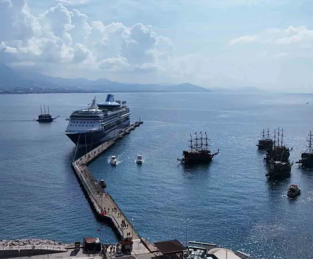 Lüks kruvaziyer Marella Discovery bin 765 yolcuyla Alanya'ya uğradı