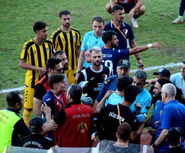 Maç tatil edildi: dördüncü hakeme atılan cisim oyunu sonlandırdı