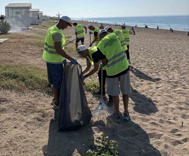 manavgat’ta hükümlülerden gönüllü sahil temizliği ve düzenleme çalışması