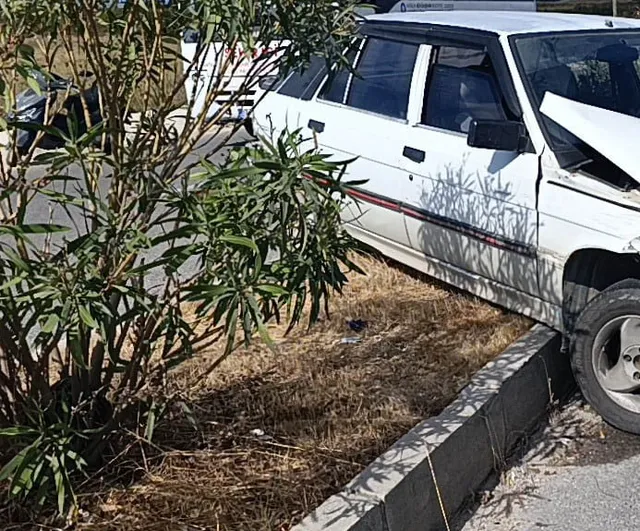 Manavgat'ta otomobil refüjde asılı kaldı, içindekiler yara almadan kurtuldu