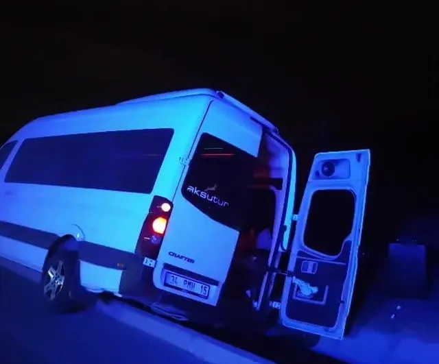 Manavgat'ta yağmur suyu kanalına düşen minibüste bir turist yaralandı