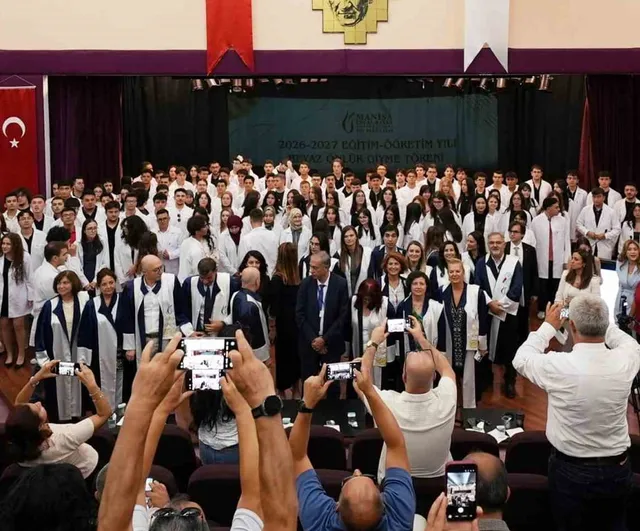 Manisa CBÜ tıp fakültesinde beyaz önlük coşkusu