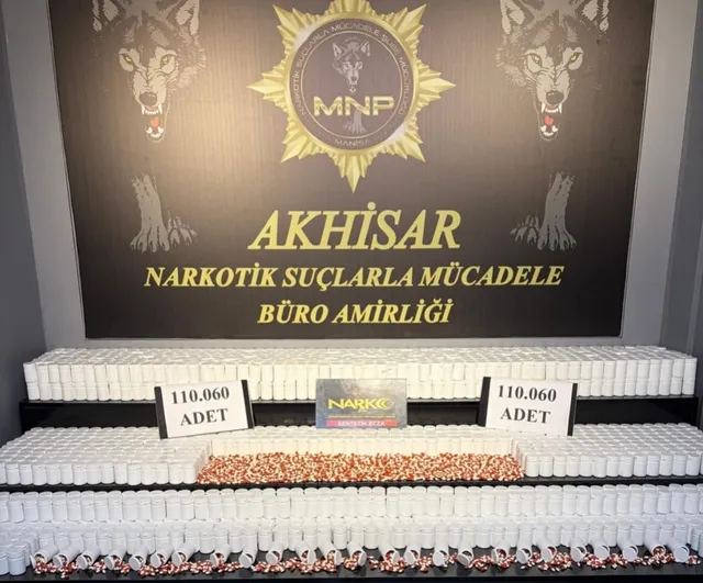 Manisa'da Akhisar merkezli baskında 110 bin 60 sentetik ecza hapı ele geçirildi